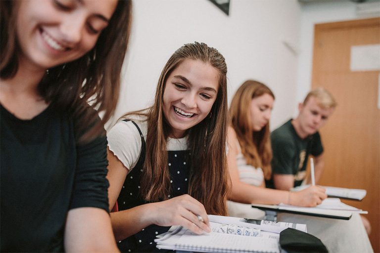 Centro MundoLengua scholarships