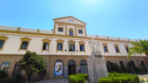 Entrada Principal - Instalaciones de la Escuela en Cádiz